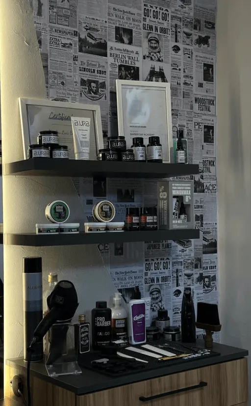 Bancada de produtos da Barbearia Sparta