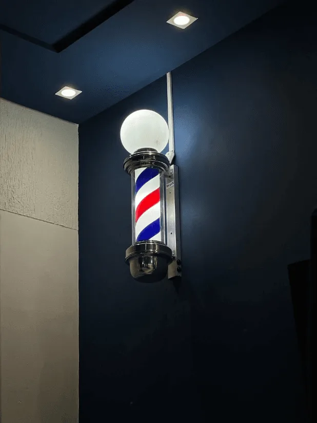 Barber pole clássico, símbolo da barbearia profissional