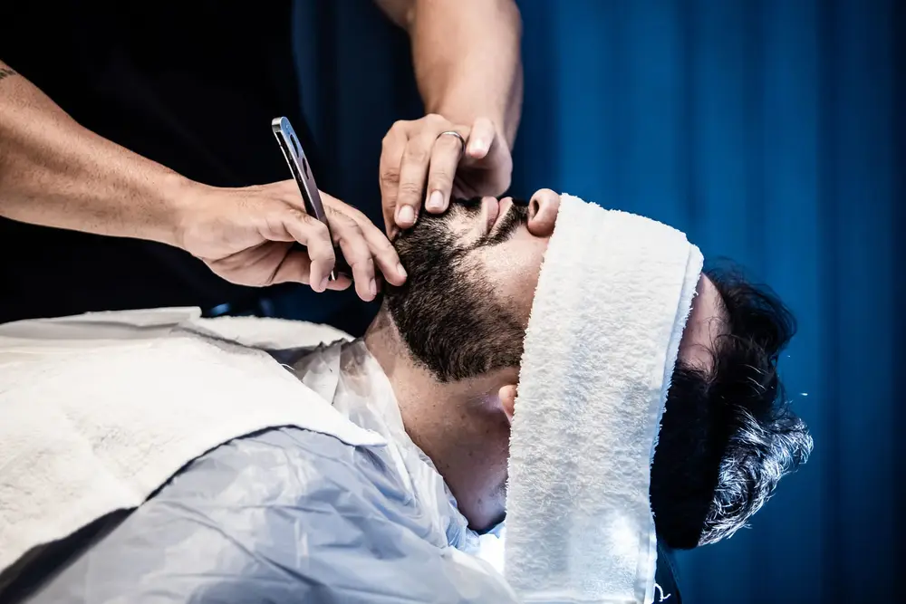 Barboterapia com toalha quente na Barbearia Sparta