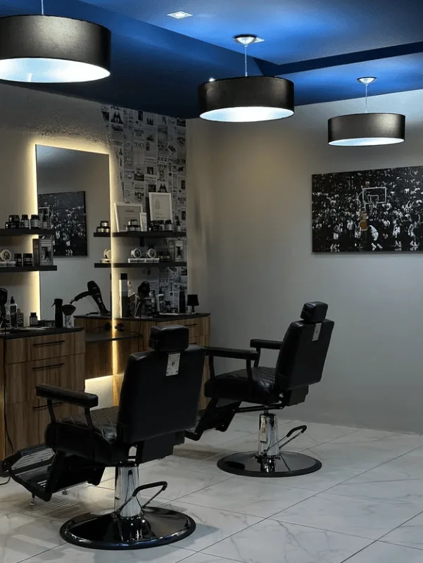 Cadeiras de barbearia alinhadas em um salão profissional