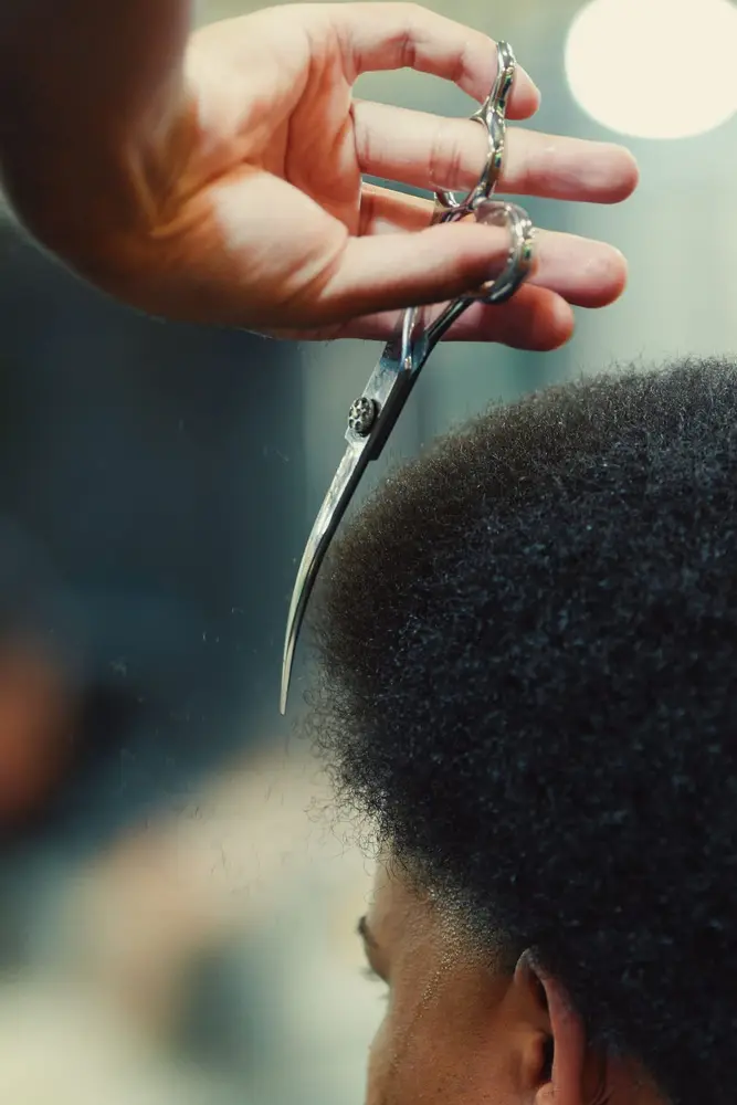Aplicação de redutor de volumes no cabelo